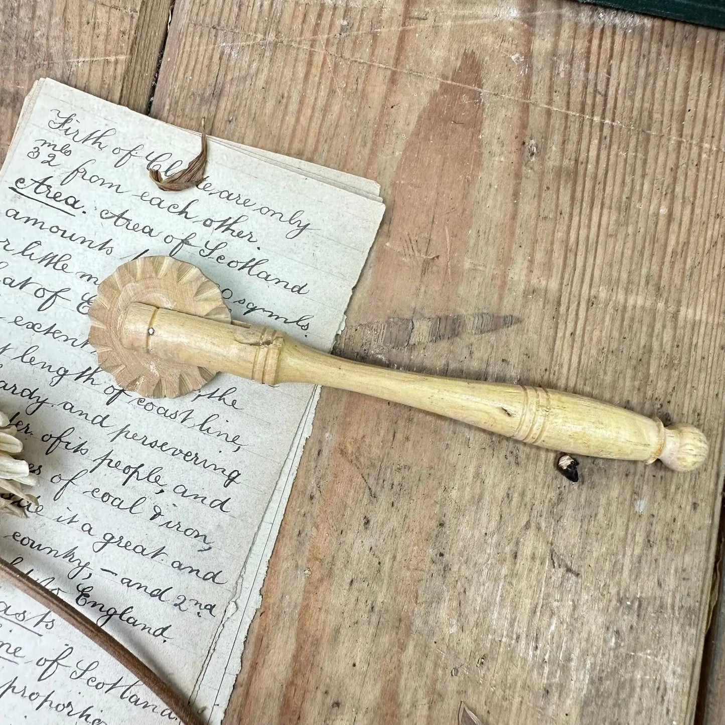 Rustic Farmhouse Wooden Pastry Wheel Crimper - The Blind Mole
