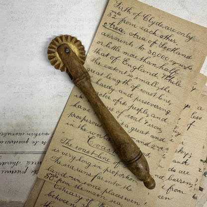 Antique Wooden Pastry Wheel Crimper - The Blind Mole
