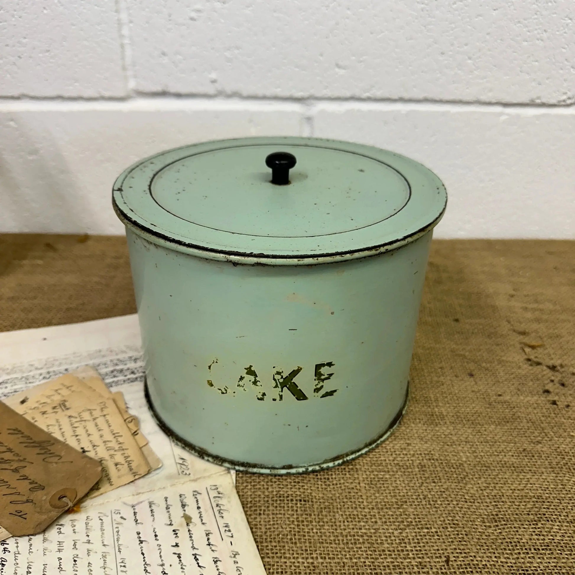 Vintage Enamel Cake Tin - The Blind Mole