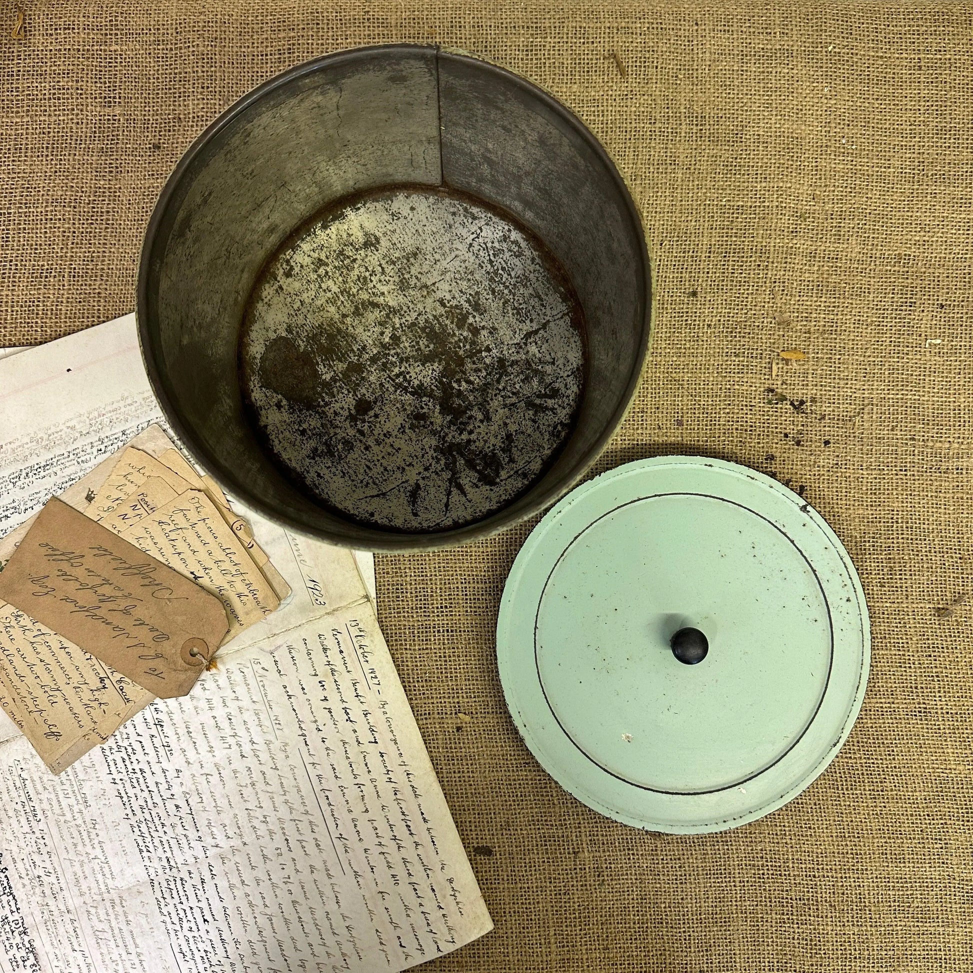 Vintage Enamel Cake Tin - The Blind Mole