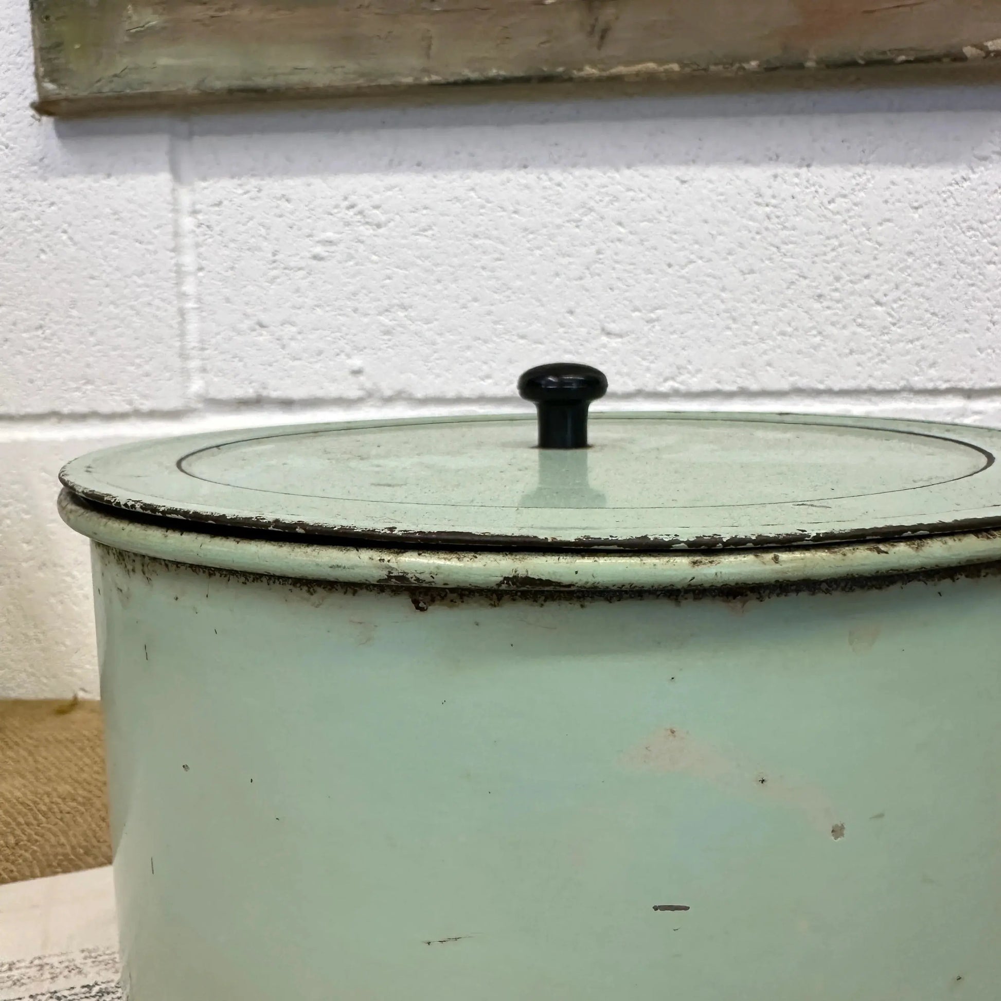 Vintage Enamel Cake Tin - The Blind Mole